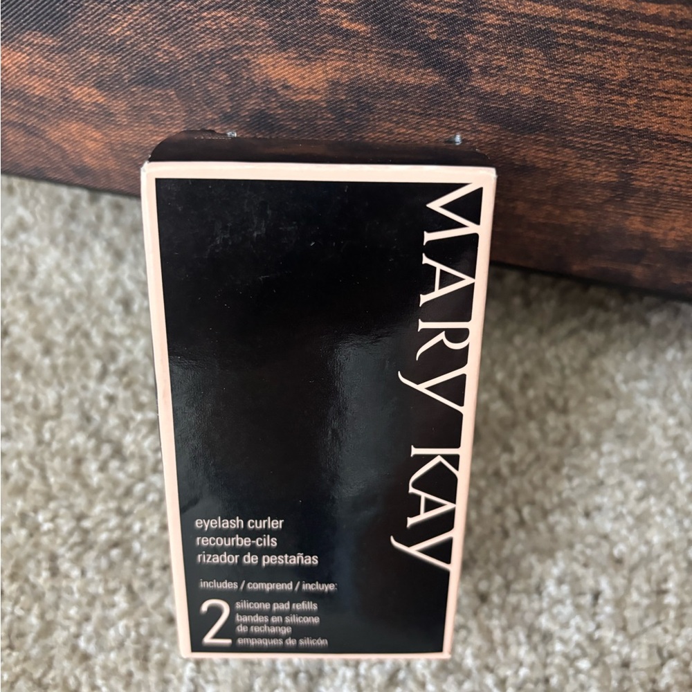 Mary Kay Black and Cream Eyelash Curler with Silicone Pad Refills